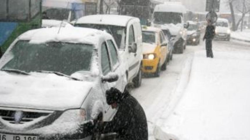 Kış Lastiği Olmayan Ara&ccedil;larda, Ruhsat Sahibine Ceza Kesiliyor