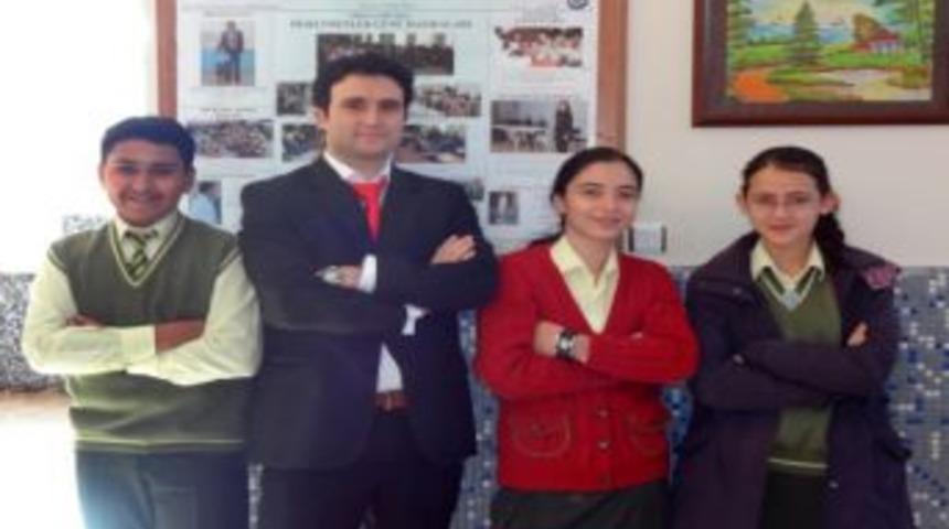 Karamanoğlu Mehmet Bey &Ouml;ğrencileri Duvar Gazetesi &Ccedil;ıkarıyor