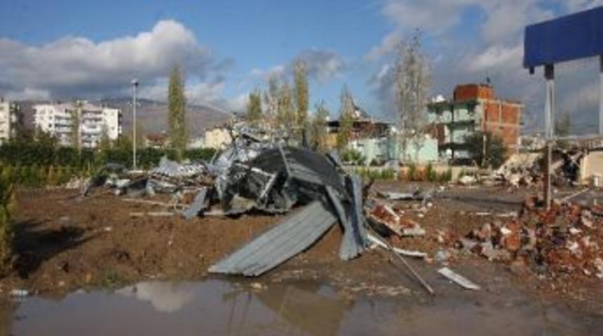 Bayraklı&rsquo;da Ka&ccedil;ak Yapılara Ge&ccedil;it Verilmiyor