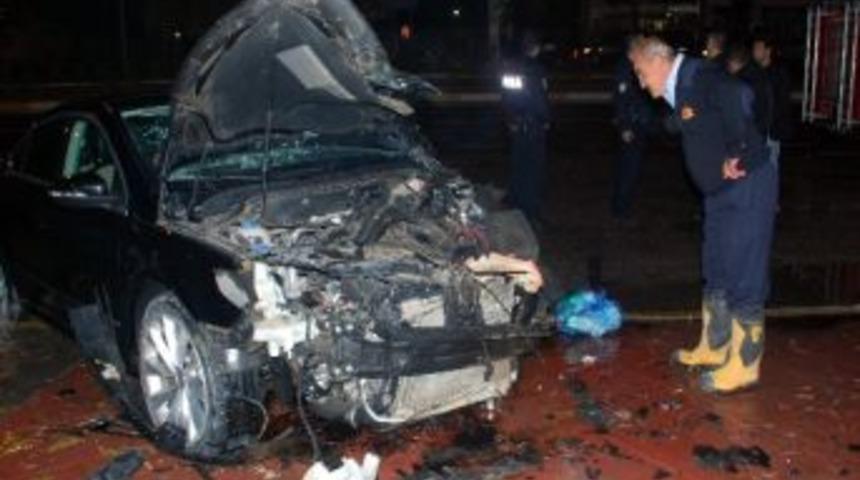 Otomobil İle Minib&uuml;s &Ccedil;arpıştı: 2 Yaralı