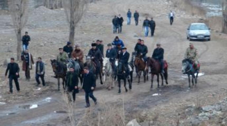 Ardahan Protokol&uuml; Nehir G&uuml;zergahını At &Uuml;zerinde Gezdi