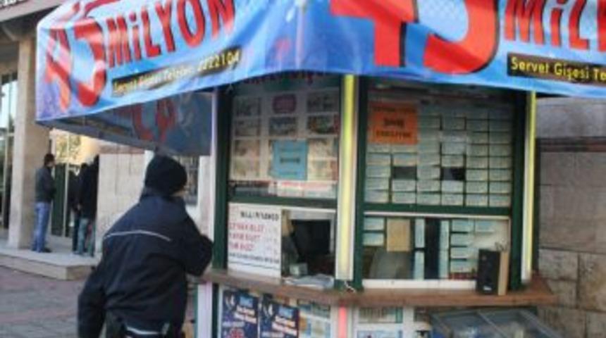 Milli Piyango Gişesinden 800 &Ccedil;eyrek Bilet &Ccedil;alındı