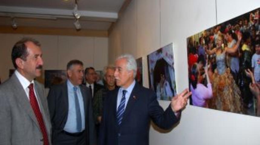 Ali &Ouml;z'&uuml;n 'Ayıp Şehir' Adlı Fotoğraf Sergisi A&ccedil;ıldı