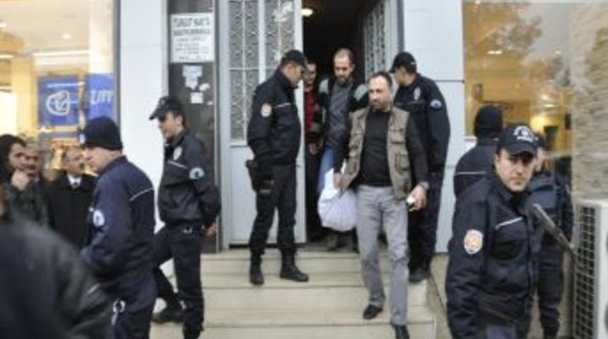 Batman&rsquo;da KCK Operasyonu: 30 G&ouml;zaltı