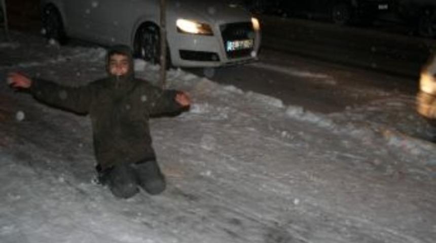 Kars&rsquo;ta Buzlanan Yollarda Ara&ccedil;lar Kaydı