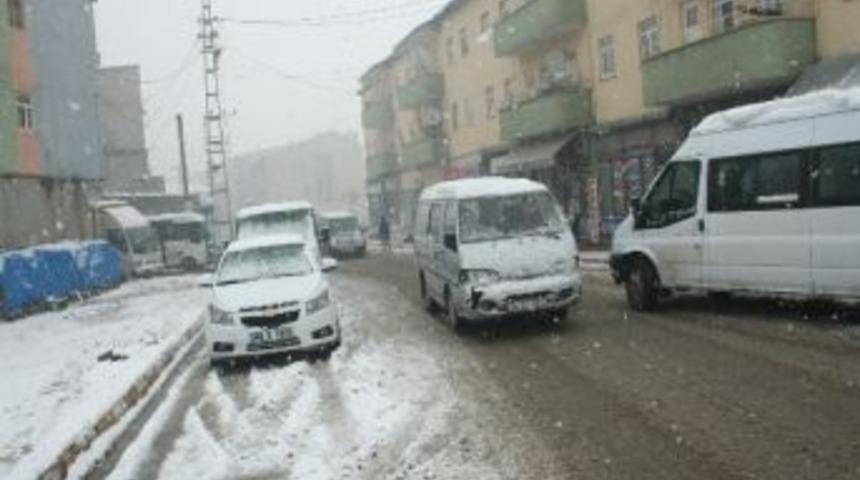 Bulanık&rsquo;ta Mevsimin İlk Karı Yağdı