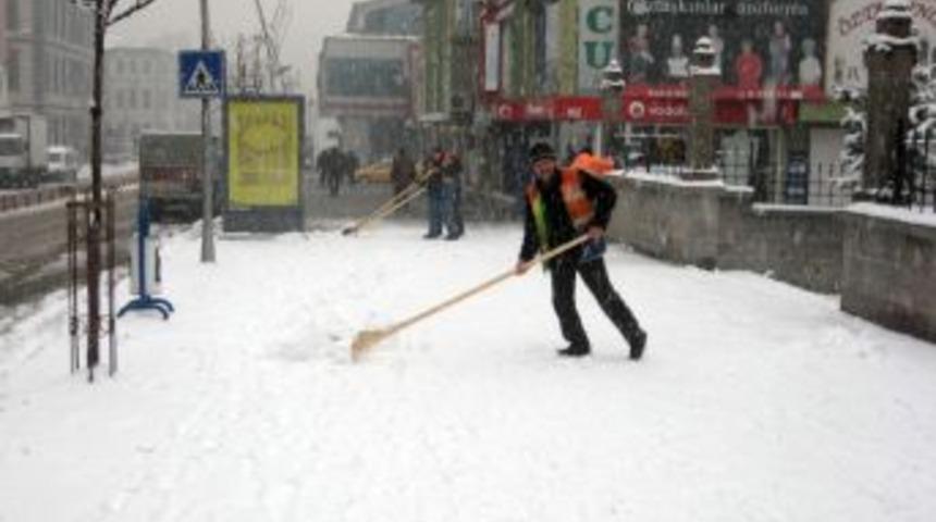 Erzurum'da 100'den Fazla K&ouml;y Yolu Ulaşıma Kapandı