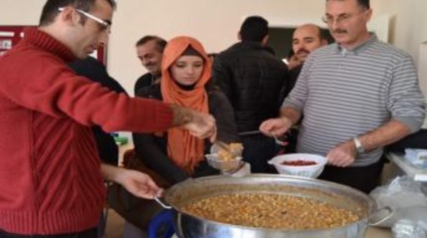 Kayged &Ouml;ğretmen Ve &Ouml;ğrencilere Aşure Dağıtı