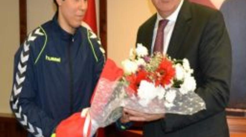 Ardeşen Gen&ccedil;lik Ve Spor Kul&uuml;b&uuml;&rsquo;nden Vali &Ccedil;akır&rsquo;a Ziyaret