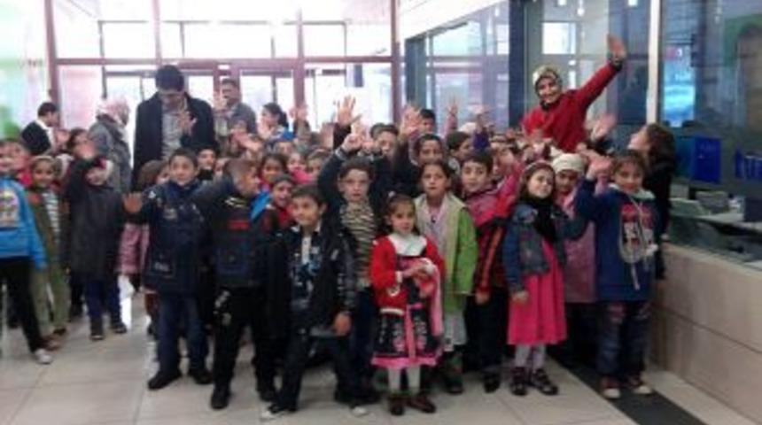 Hask&ouml;yl&uuml; &Ouml;ğrenciler Ilk Defa Sinemada Film Seyretti