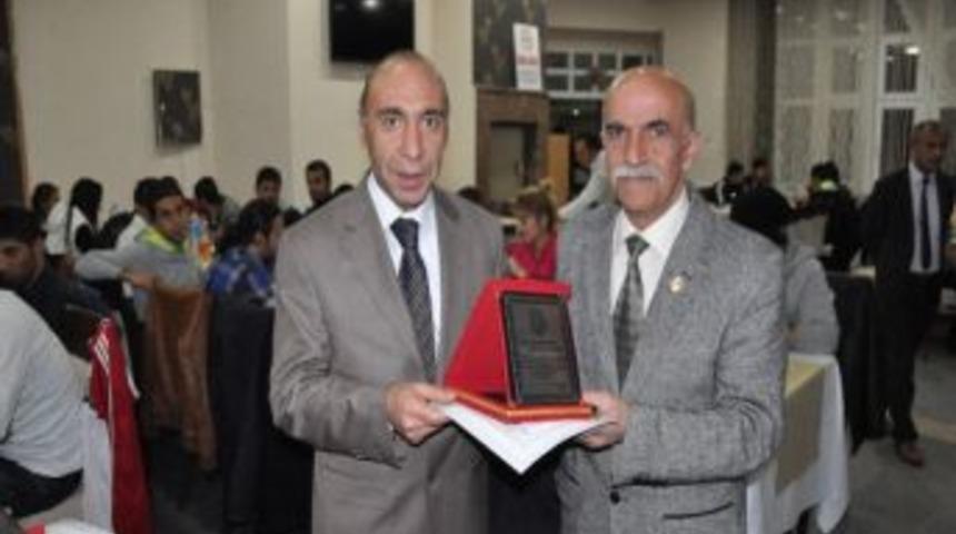 Kaü’de Voleybol Müsabakalarına Katılanlara Plaket Verildi