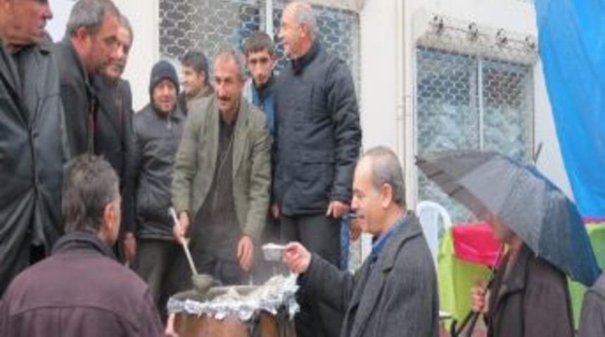 Bin Kişiye Aşure İkramı