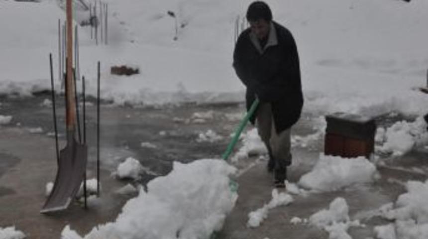 Bitlis'te 3 G&uuml;nd&uuml;r Kar Yağışı S&uuml;r&uuml;yor