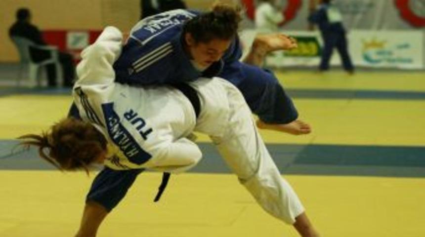 Judoda Bursa Osmangazi, &Uuml;mitlerde &Ccedil;ifte Şampiyonluk Yaşadı