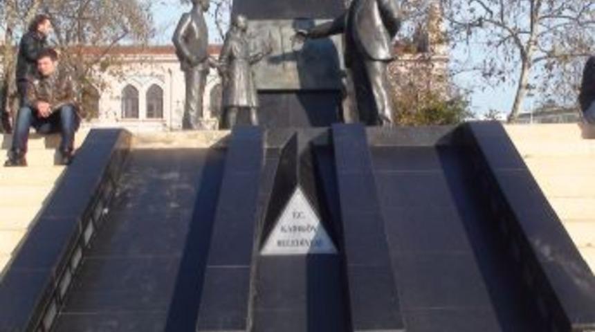 İstanbul B&uuml;y&uuml;kşehir Belediyesi'nden Heykel A&ccedil;ıklaması