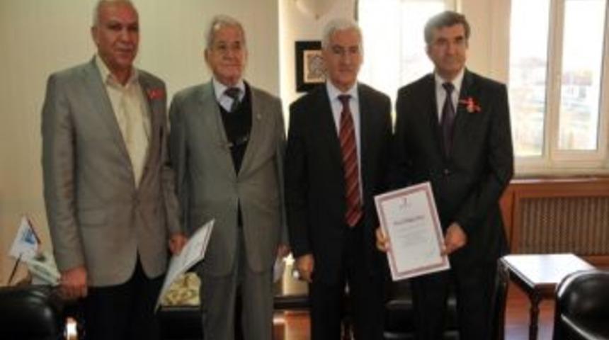 Vali Koca&rsquo;dan Hayırseverlere Madalya