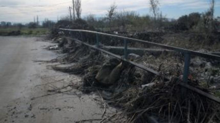 Batan Tekneler Kurtarılmayı Bekliyor