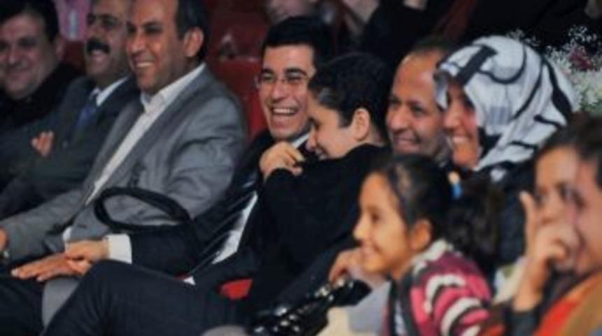 T&uuml;t&uuml;nc&uuml; &Ccedil;iftinin Tiyatro Keyfi