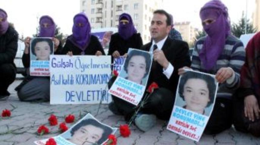 &Ouml;ld&uuml;r&uuml;len G&uuml;lşah &Ouml;ğretmene Şiddet Mağduru Kadınlardan Karanfil