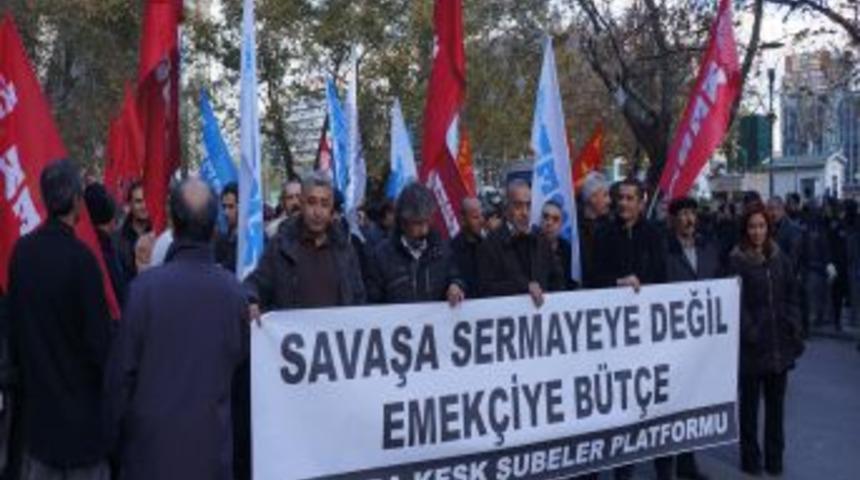 KESK, 2013 B&uuml;t&ccedil;esini Başbakanlık &Ouml;n&uuml;nde Protesto Etti