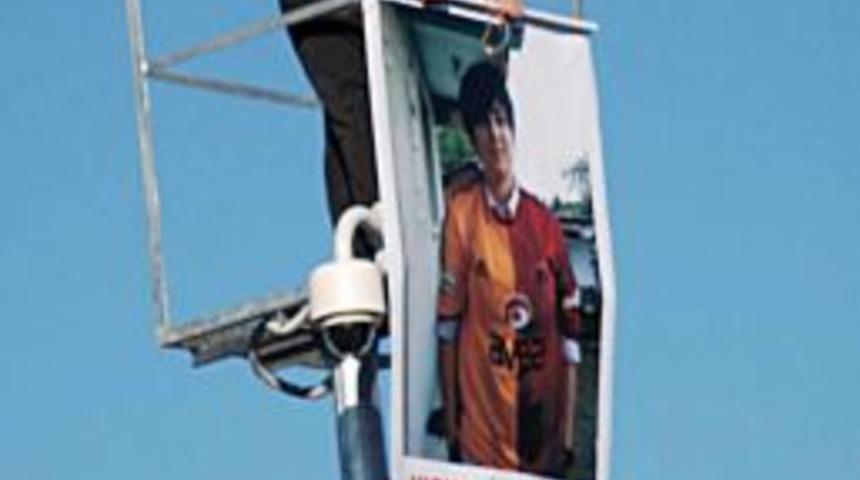 Kayıp Kızının Bulunması I&ccedil;in Mobese Direğine &Ccedil;ıktı