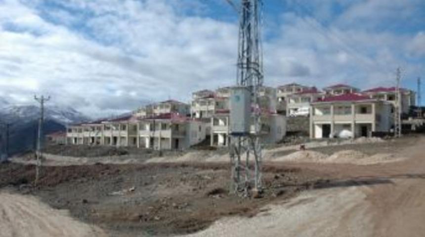 L&uuml;ks Evleri Var, Elektrikleri Yok