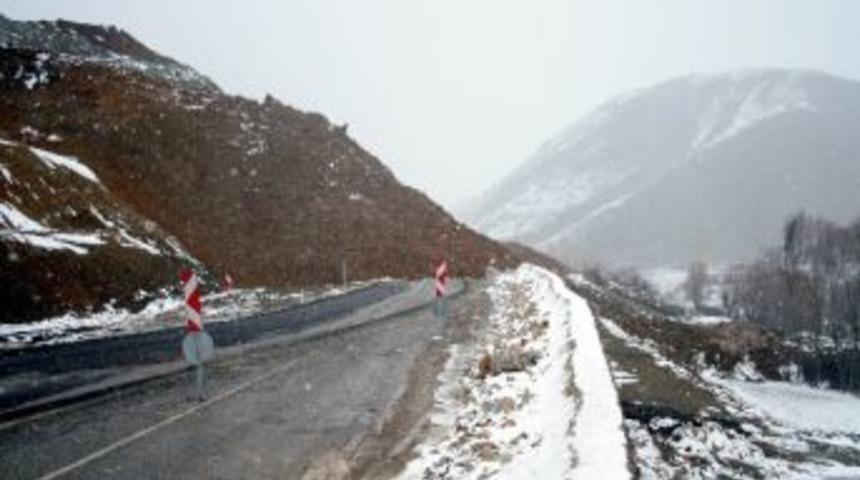 Erzincan-g&uuml;m&uuml;şhane Karayolunda Heyelan