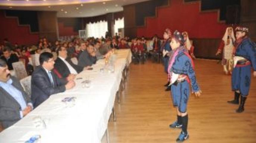 &Ouml;ğrencilere Gelenekleri Anlatmak İ&ccedil;in Aşure İkram Etti