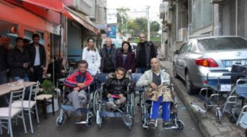 Ege G&ouml;rme Ve Bedensel Engelliler Derneği Ve Ege &Uuml;niversitesi &Ouml;ğrencilerinden &Ouml;rnek Destek