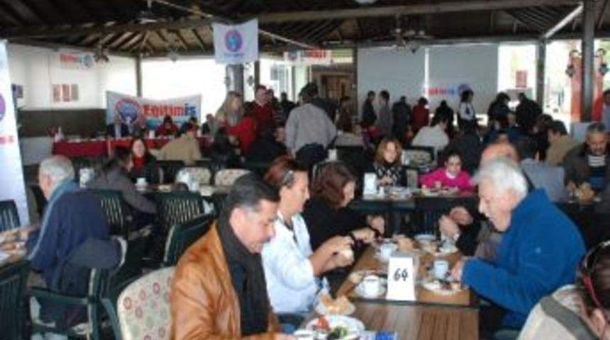 Didim'de Emekliye Ayrılan &Ouml;ğretmenlere Plaket