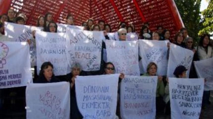 Antalyalı Kadınlar 10 Aralık'ta Beyaz T&uuml;lbentle Meydanlarda