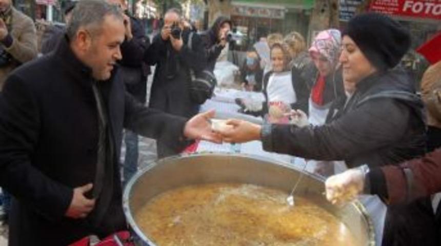 Mhp Bandırma İl&ccedil;e Teşkilatı 5 Bin Kişiye Aşure Dağıttı