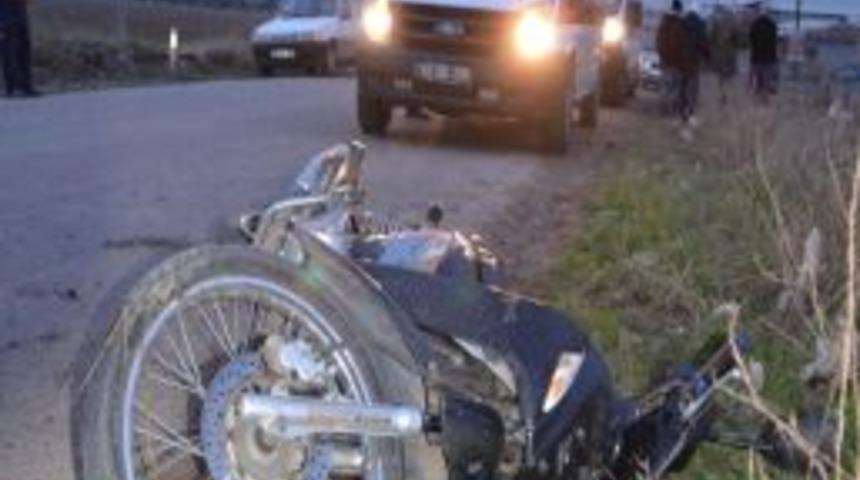 4 Kişinin Bindiği Motosiklet Bankete Yuvarlandı