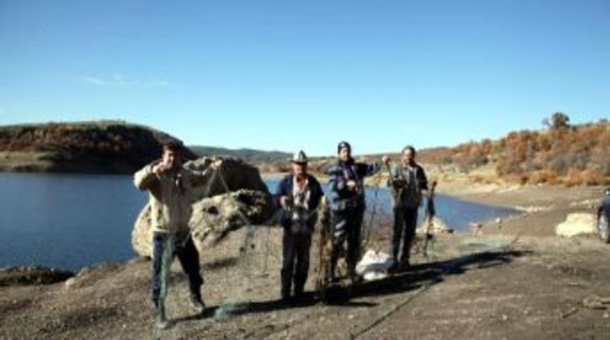 Altıntaş G&ouml;letinde Ka&ccedil;ak Balık Avcılığı