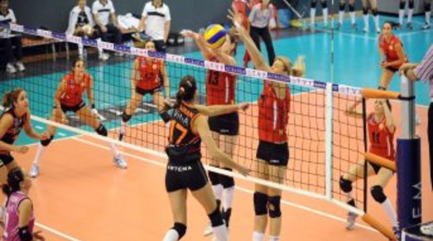 Eczacıbaşı Vitra&rsquo;yı 3 - 1 Yenen VakıfBank Yenilgisiz Lider