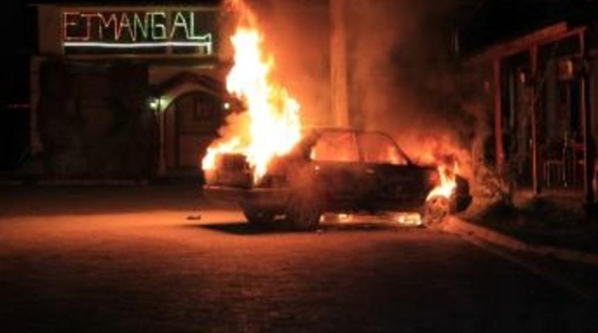 Park Halindeki Otomobil Alev Alev Yandı