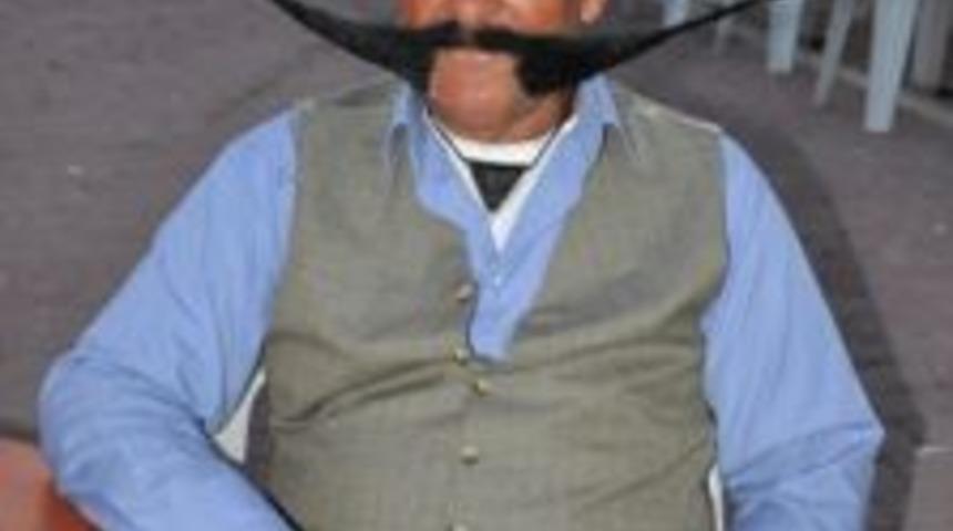 Bıyıklarına rakip tanımıyor