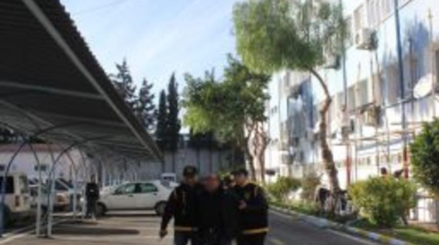 &Ccedil;aldığı Kasanın &Ouml;n&uuml;nde Fotoğraf &Ccedil;ekti