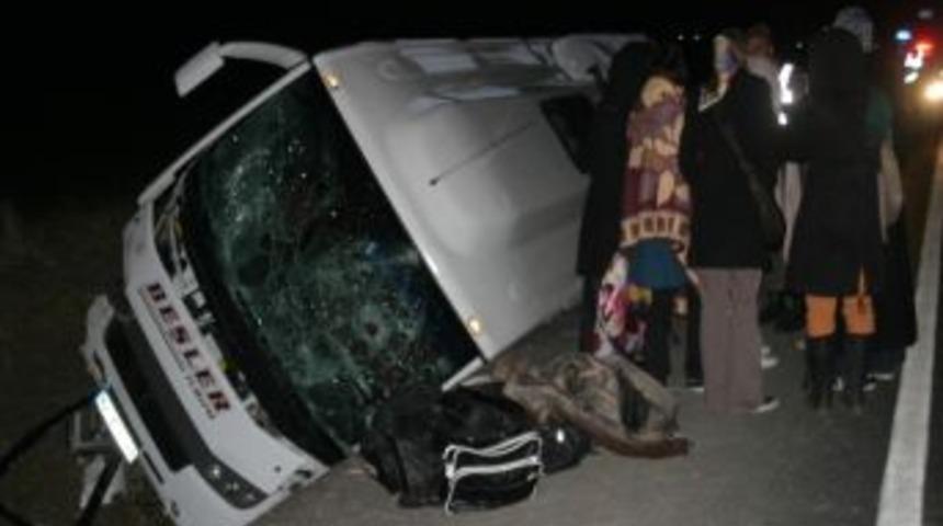 Kız &ouml;ğrencileri taşıyan midib&uuml;s devrildi