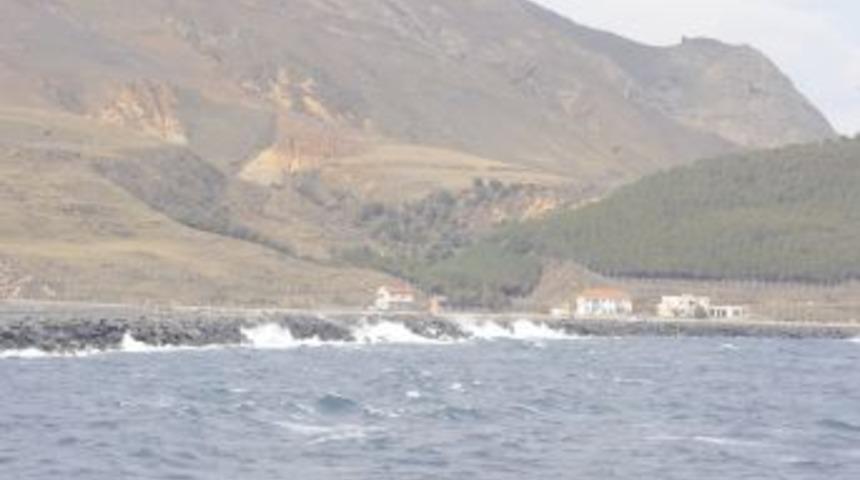 &Ccedil;anakkale'de Fırtına Feribot Seferlerini Iptal Ettirdi