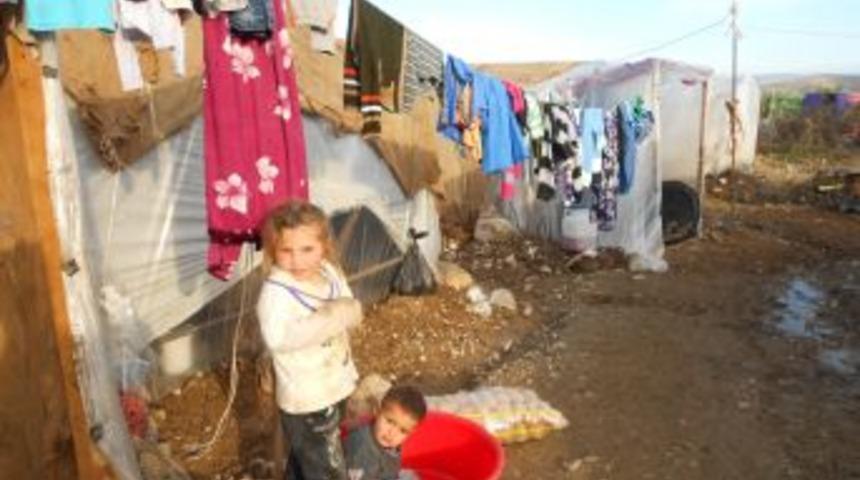 Mevsimlik Iş&ccedil;iler Soğuk Havayla M&uuml;cadele Ediyor