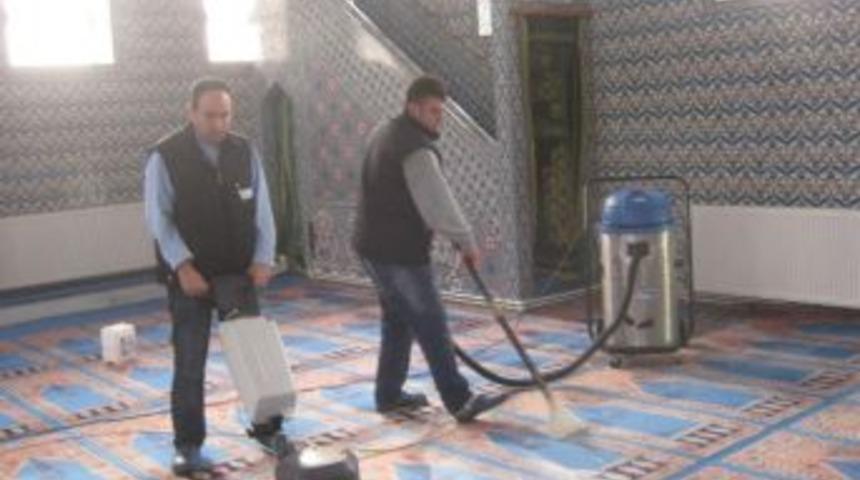 İzmit&rsquo;te Camiler Temizleniyor