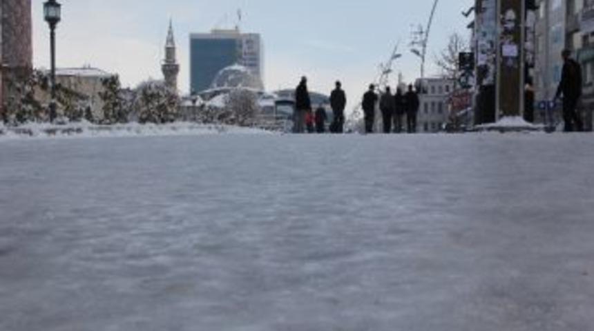 Erzurum'da Yerler Buzlandı, Uzmanlar Buzda Y&uuml;r&uuml;me Tekniklerine Dikkat &Ccedil;ekti