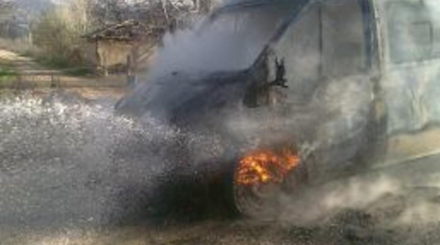 Elektrik Şirketinin Minib&uuml;s&uuml; Yakıldı