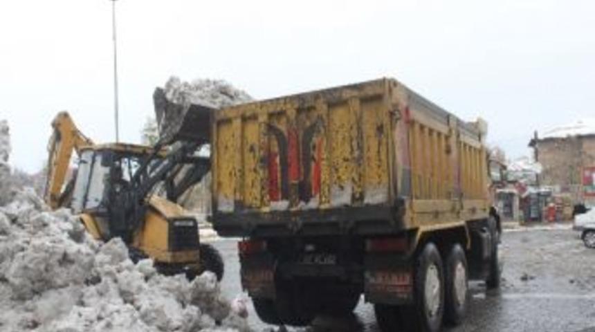 Muş&rsquo;ta Kar Temizleme &Ccedil;alışmaları S&uuml;r&uuml;yor