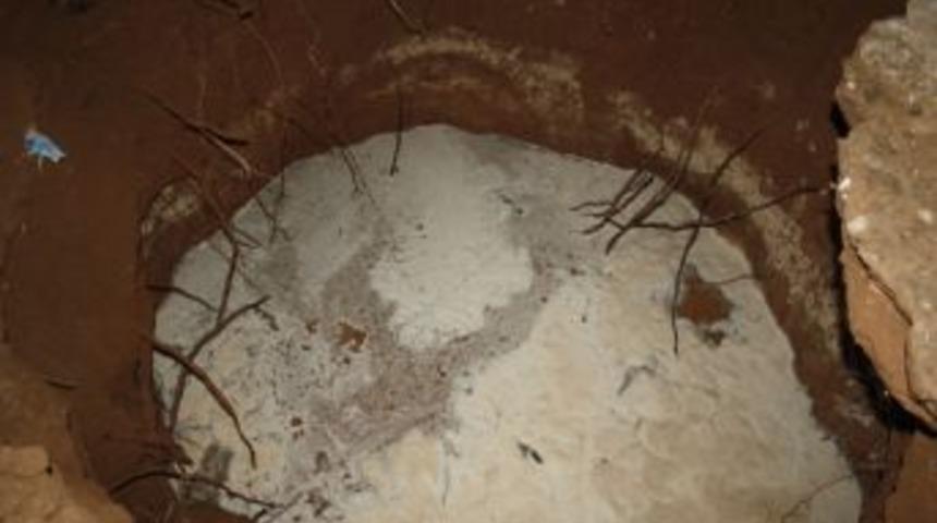 Mucur Y&uuml;kl&uuml; Kamyon &Ccedil;ukura Saplandı