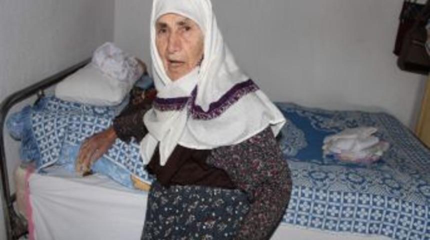 Yardım Bahanesiyle Yaşlı Kadının Parasını &Ccedil;aldılar