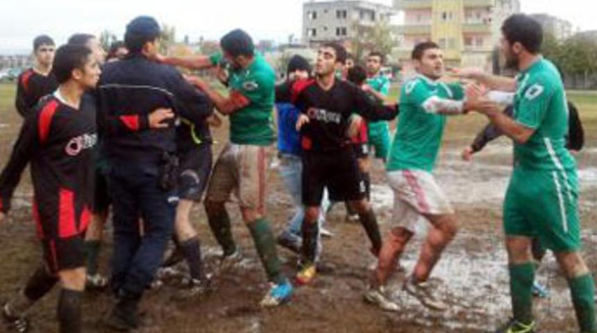 Futbolcular polis hakemi d&ouml;vd&uuml;