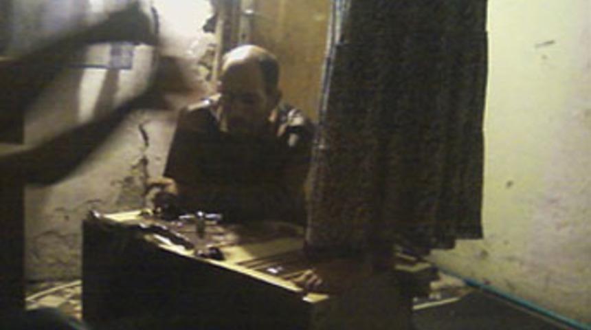 &Ccedil;aldıkları kasayla hatıra fotoğrafı