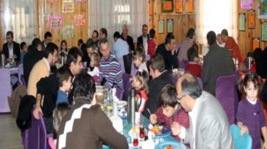 G&ouml;n&uuml;l &Ccedil;ocuk Akademisi'nde Baba-&Ccedil;ocuk Kahvaltısı